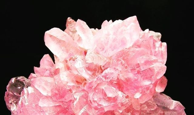 PEMBE KUVARS